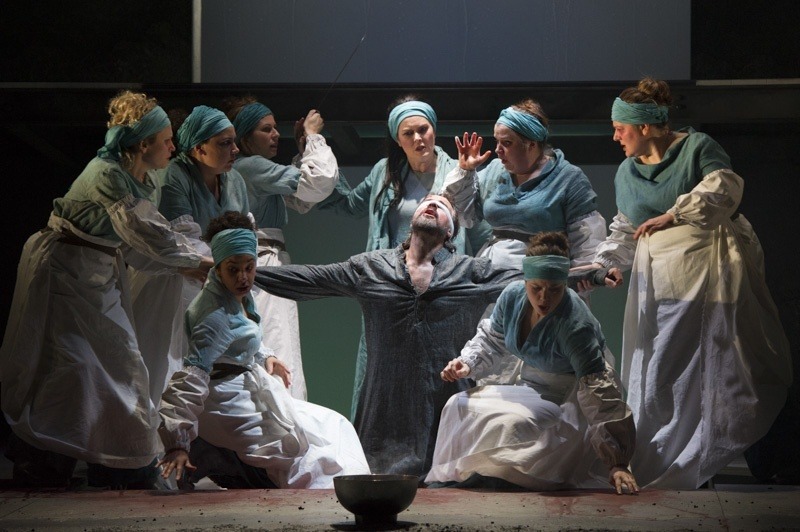 Grant Doyle and the chorus of ETO © Richard Hubert Smith